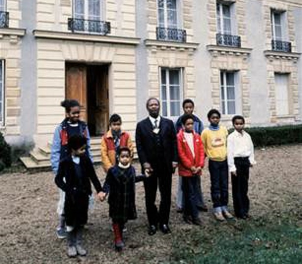 1984. HARDRICOURT AVEC QUELQUES UNS DES 55 ENFANTS ISSUS DE 14 ou 18  FEMMES.