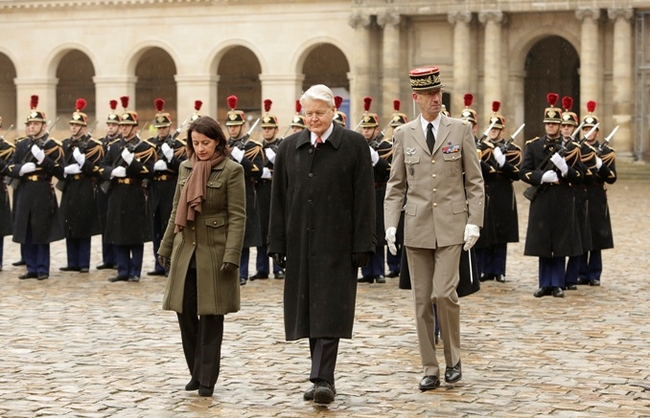 LE PRESIDENT OLAF RAGNAR GRIMSSON ACCUEILLI AUX INVALIDES.