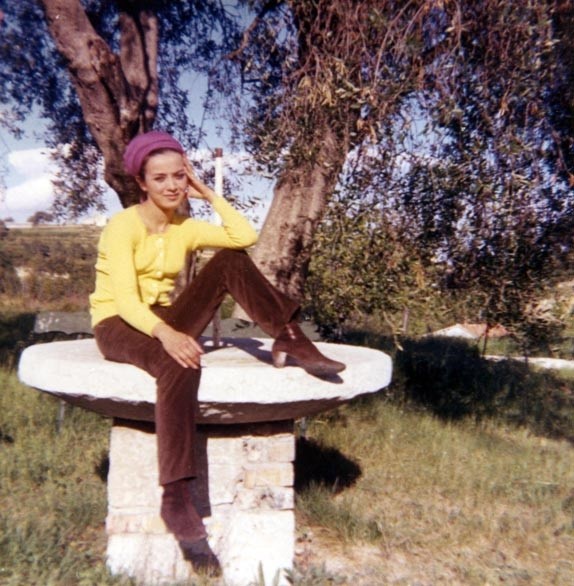 YANNICK VU JAKOBER, 2 ANS APRES (MAI 1966) SUR LA MÊME TABLE RONDE DANS LE JARDIN DE LEOUVE, ENTRE SAINT-PAUL ET CAGNES où VECURENT, UN TEMPS, SES PARENTS ET où SON COUSIN DANIEL WEISNE TOURNA LE PRECEDENT FILM, L'ETE 1964.