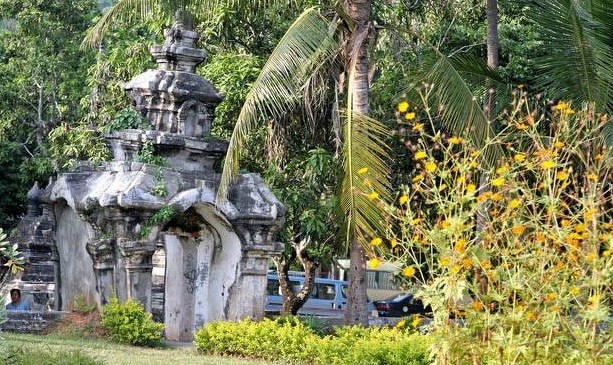 L'antique portail en pierre qui sépare symboliquement les 2 temples Wat Aham et Wat Visoun.