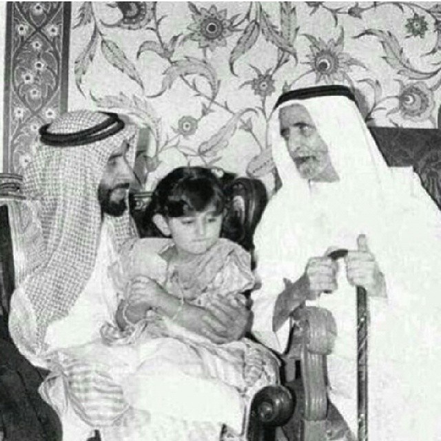 g. à dte. S.A. L'EMIR  ZAYED BIN SULTAN AL NAHYAN, SHEIKHA HESSA FILLE DE SHEIKH MOHAMMED & SHEIKHA HIND, S.A. L'EMIR RACHID