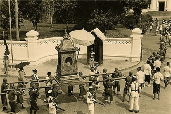 Vers 1953. Le PRA BANG rentre au PALAIS