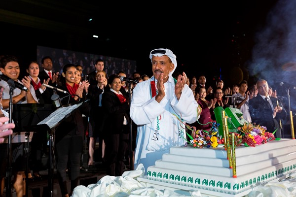 2015. SOMPTUEUX GÂTEAU D'ANNIVERSAIRE EN L'HONNEUR DES 45 ANS DU GROUPE.