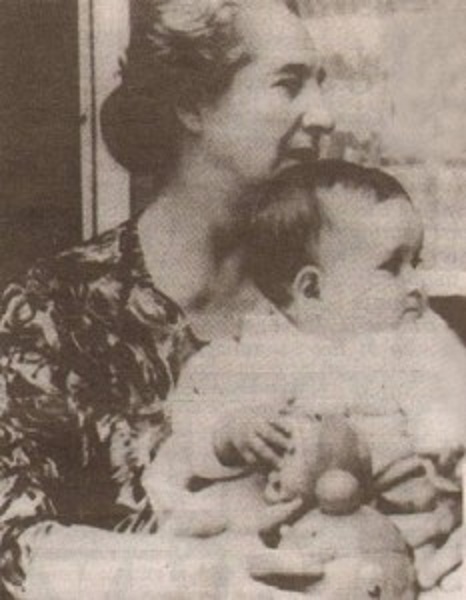 EUGENIA AVEC SA GRAND-MERE MARA-MALEEVA, DECEDEE EN 1971 D'UN CANCER.