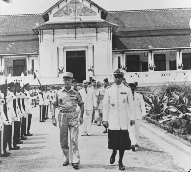 1953. LUANG PRABANG PALAIS ROYAL.LE GENERAL SALAN ET LE PRINCE HERITIER SRI VATTHANA SAVANG