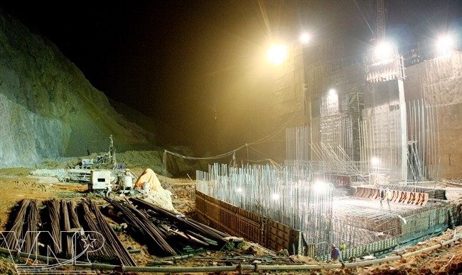 CENTRALE DE LAI CHÄU (13 MAI 2013, LIVRAISON PREVUE 2017). LE CHANTIER NE S'ARRÊTE PAS LA NUIT. FAIT LES 3/8........ ... 1.200 MW,  4,67 MILLIARDS kWh/AN, RESERVE 1,215 MILLIARDS DE M3 D'EAU  AVES NOS REMERCIEMENTS à VNP