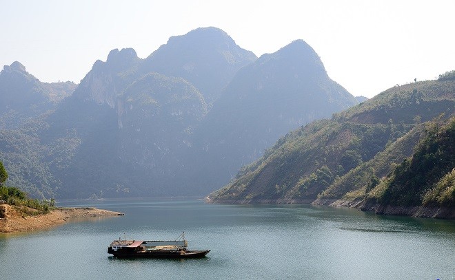 LA RIVIERE NAM MU STABILISEE GRÂCE AU BARRAGE. UN IMMENSE ET PAISIBLE LAC.