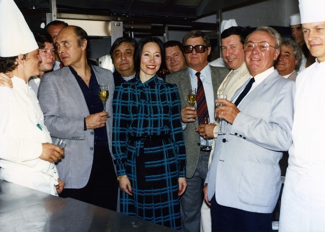 1983. ALAIN CHAPEL, JACQUES LAMELOISE, GEORGES BLANC, BERNARD LOISEAU, PIERRE TROISGROS... DE TOUS CES CHEFS "3 ETOILES " LEQUEL EVOQUER 32 ANS APRES CETTE PHOTO ?