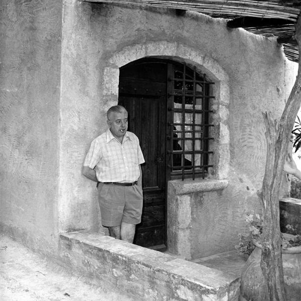 JACQUES PREVERT DEVANT "LA MIETTE" SA MAISON AU COEUR DE SAINT-PAUL-DE-VENCE où IL S'INSTALLA EN 1948 APRES UN GRAVE ACCIDENT. PAR LA SUITE IL IRA  AVEC JANINE et LEUR FILLE MINETTE  à "L'ORMEAU" UNE VILLA  à L'EXTERIEUR DU VILLAGE. C* JACQUES GOMOT.