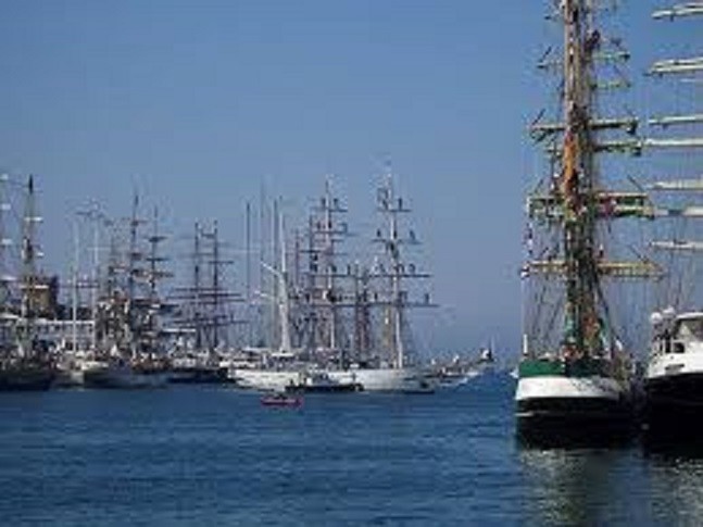 2006.   Tall Ship's Races.  Magique.  Féerique ce ballet irréel à Cherbourg.