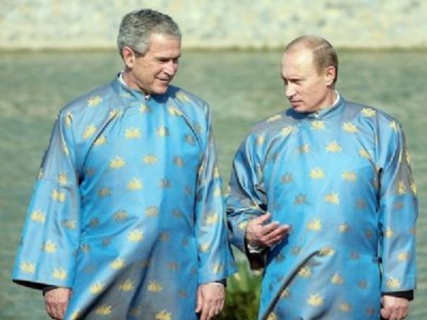 HANOI. 20 NOVEMBRE 2006. LES PRESIDENTS BUSH ET POUTINE EN TUNIQUE VIETNAMIENNE.au SOMMET de l'APEC. TRES SATISFAITS DU CONFORT DE CES MODESTES TENUES. LE PANTALON EN SOIE SERAIT ENCORE MIEUX MAIS AUCUN DE CES MESSIEURS NE VOULAIT TROQUER SON PANTALON.