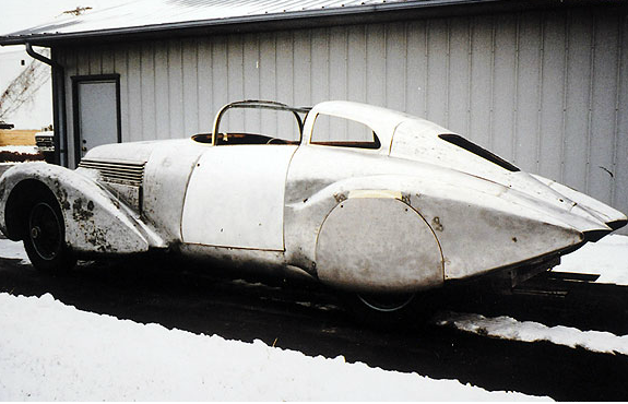 LA CARCASSE DE LA DUBONNET XENIA SAOUTCHIK COUPE 1938  EN COURS DE RESTAURATION EN 1999.   C* D&D Classic