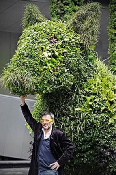 SHAHGHAI EXPO UNIVERSELLE 2010. Aurèle RICARD : LOST DOG CO2, en plantes dépolluantes. 4m50 H.