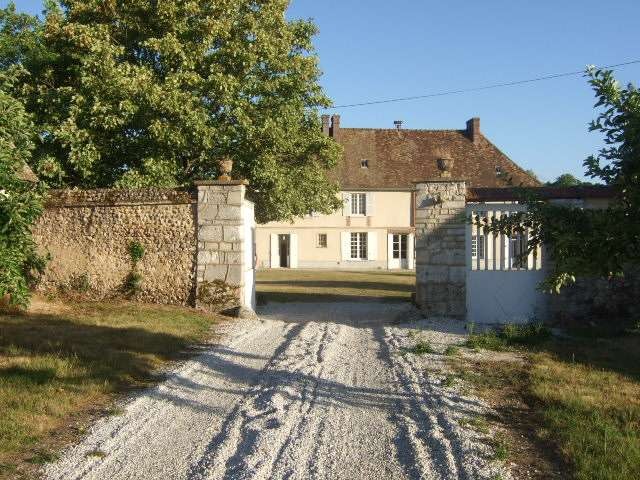 Le Château de Boussey au milieu de 19 ha de parc, bois, prairies. Ses origines remontent au 11è s.