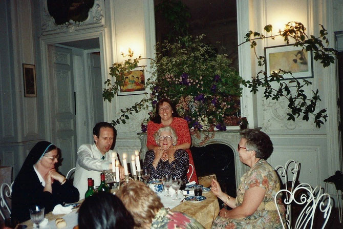 1992. PINTERVILLE  (EURE). De g.à dte. SOEUR THERESITA, COMTE HUGUES DE BONARDI, LES SAK'S de NEW-YORK, JOANNE COYLE DAUPHIN  REPRESENTANT LA BIBLIOTHEQUE DE YALE et PROFESSEUR à SCIENCES PO.