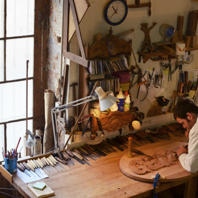 JOCELYN BELLUE DANS SON ATELIER AU COEUR DE MARSEILLE.