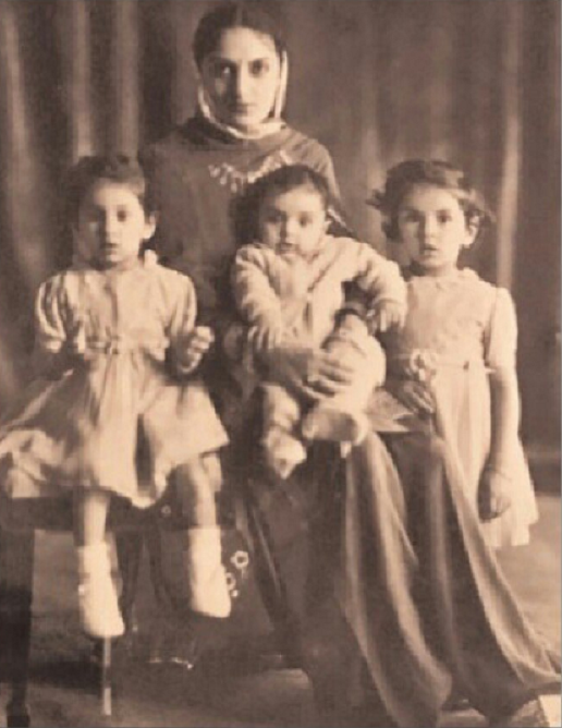 1943 AMARINDER SINGH (11 Mars 1942), avec la Maharani, et ses soeurs aînées Heminder Kaur (1er Juin1939) et Rupinder Kumari (12 Déc. 1940) .  .........................C* Album privé de S.A.R. Maharajah Amarinder Singh.