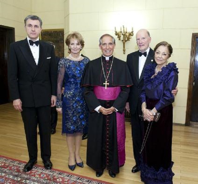 AU CENTRE LE NONCE APOSTOLIQUE EN ROUMANIE et EN MOLDAVIE, MONSEIGNEUR FRANCISCO JAVIER LOZANO. A dte. LE ROI SIMEON et LA REINE DE BULGARIE.