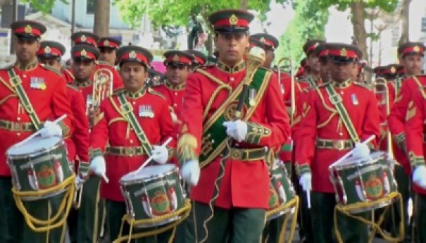 Crée en 1974.Orchestre de l'Armée Royale Omanaise composé de cornemuses et tambours.  Lieutenant Colonel M. Al Mahrouk.