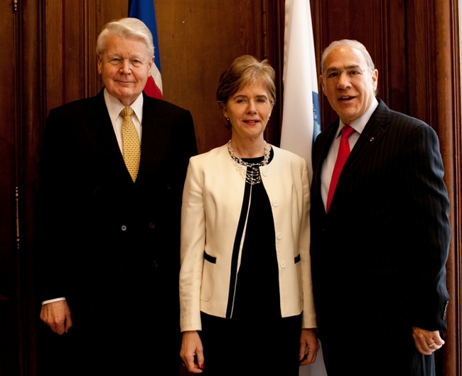 2013. S. E. Mme BERGLIND ASGEIRSDOTTIR ENTRE LE PRESIDENT ISLANDAIS ET LE DIRECTEUR DE L'OCDE, Mr. ANGUEL GURRIA