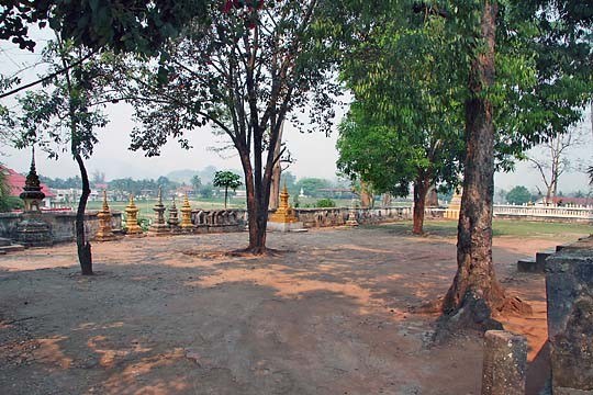 Sur cet esplanade eurent lieu, autrefois, les cérémonies royales de crémation. Les Stupas contiennent les cendres des rois et membres de la Famille Royale.