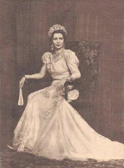 PORTRAIT OFFICIEL DE SA MAJESTE LA REINE NAZLI D'EGYPTE.