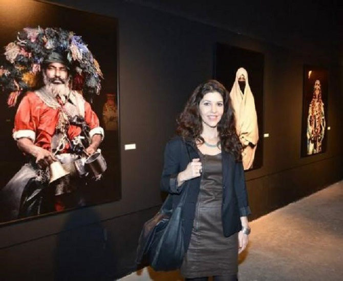 LEILA ALAOUI DEVANT SES OEUVRES EXPOSEES à LA FUNDACION BEN et YANNICK JAKOBER.