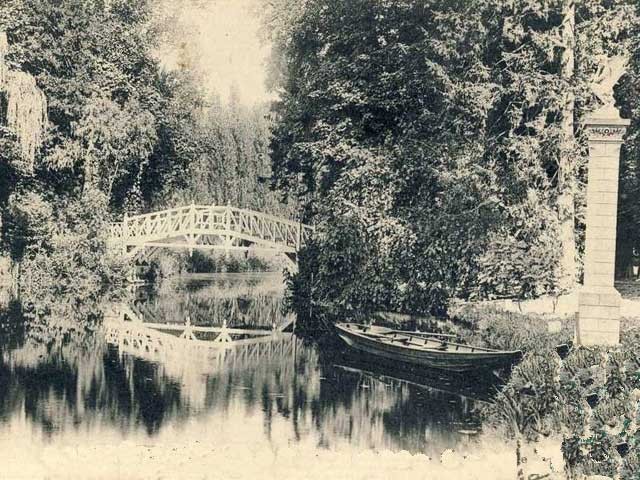 UNE PASSERELLE TRAVERSE LE RU DE LA MENAGERIE.