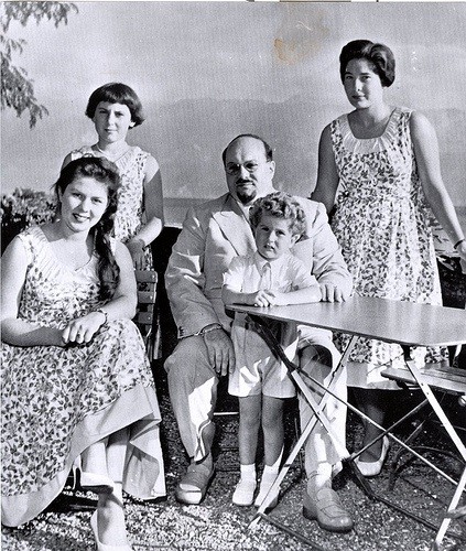 LES 3 PRINCESSES ET LE JEUNE ROI FOUAD II AVEC LE ROI FAROUK SUR LES BORDS DU LEMAN.