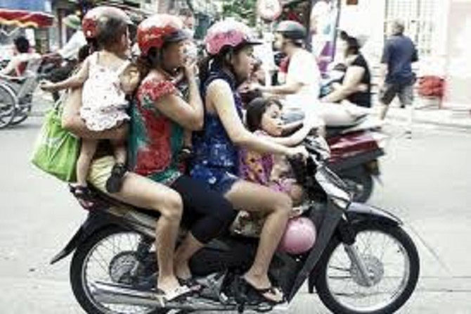 HANOI'S STREETS........De quoi faire frémir la sécurité routière occidentale.