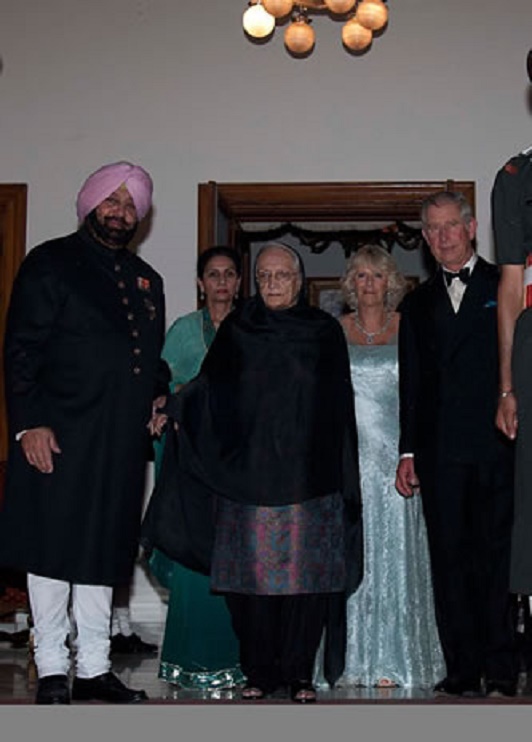 NEW MOTI BAGH . Oct. 2010. S.A.R RAJMATA MOHINDER KAUR et ses enfants reçoivent  le Prince  CHARLES d'Angleterre  et la Princesse  CAMILLA .