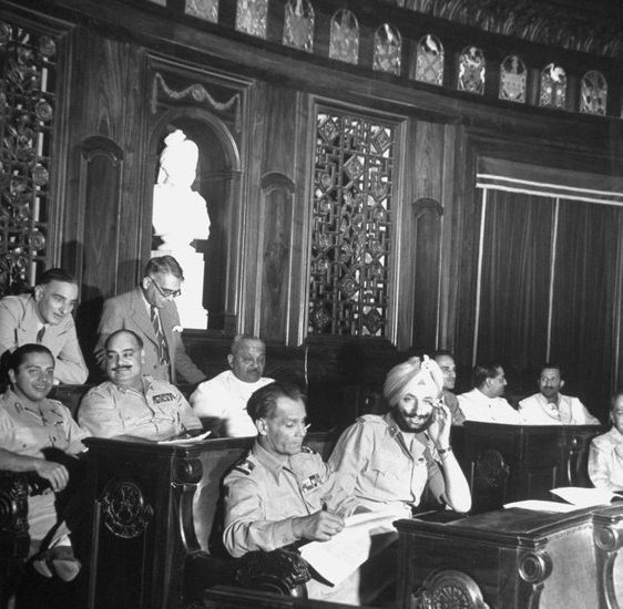 NEW-DELHI. Mai 1946. CHAMBRE DES PRINCES. 2è rang, g.à dte. Les Maharajahs de BIKANER, GWALIOR  et le NAWAB de BHOPAL 1er plan à dte le Maharajah de PATIALA. .C* LIFE Magazine. Photo Margaret Bourke-White (1904+1971)