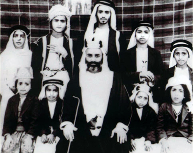 LE SHEIKH MUHAMMAD BIN SAQR AL QASIMI et SES ENFANTS. Debout à droite LES FUTURS EMIRS KHALID (assassiné le 25 Janv. 1972 par son cousin Saqr), et son jeune frère  SULTAN  Souverain de  SHARJAH depuis 1972 (extrême dte).  C* Archives UAE HISTORY