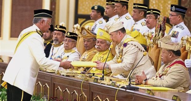 14 OCTOBRE 2016. LE SULTAN MUHAMMAD V DE KELANTAN VIENT D'ÊTRE ELU ROI.