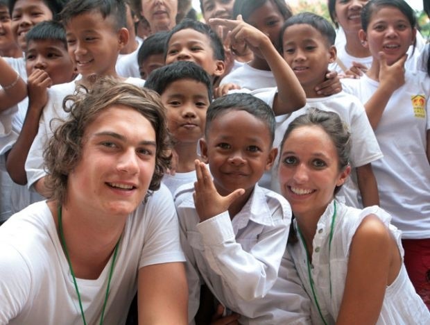 FREDDIE EAVES ET MARIE VICTOIRE  AUPRES DES ENFANTS DU CAMBODGE.