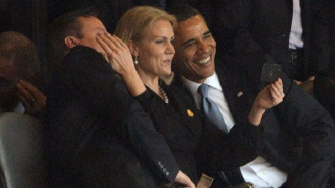 STADE SOCCER SOWETO. 10 Déc.2013. OBSEQUES Nelson MANDELA; LE SELFIE de Helle  THORNING-SCHMIDT, pemière femme Danoise Premier Ministre (2011 à 2015), avec David CAMERON et Barack OBAMA. UNE IMAGE RAFRAICHISSANTE DU POUVOIR AU FEMININ.