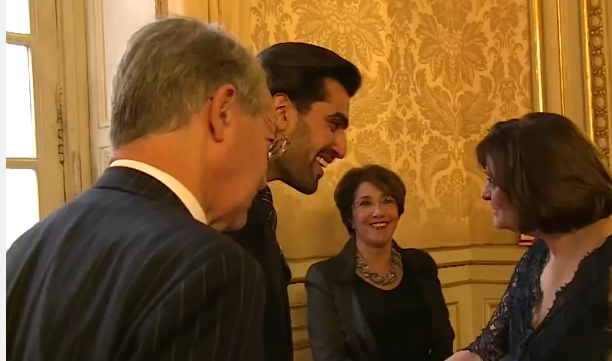 Son Altesse le Prince Salman accueillant Cherie Blair qui n'a pas dit "enchantée", le Sénateur Marini, la Première Vice-Présidente du Sénat, Madame Bariza Chiari qui a dit le nom du Prince sans s'essouffler à l'intention de Benjamin Pelletier