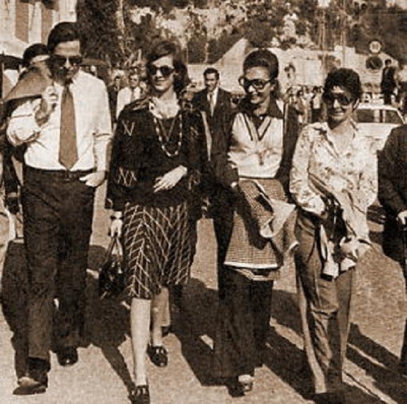 1971 NICE. g. à dte. ROI CONSTANTIN et REINE ANNE-MARIE DE GRECE, IMPERATRICE FARAH DIBA, REINE FARIDA D'EGYPTE