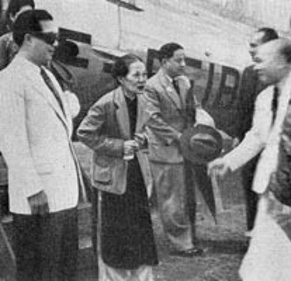 28 AVRIL 1949. RETOUR DE SA MAJESTE BAO DAI. AERODROME DE DALAT ( UNE PISTE DE TERRE ROUGE BATTUE) . ICI AVEC LA REINE MERE TU CUNG.