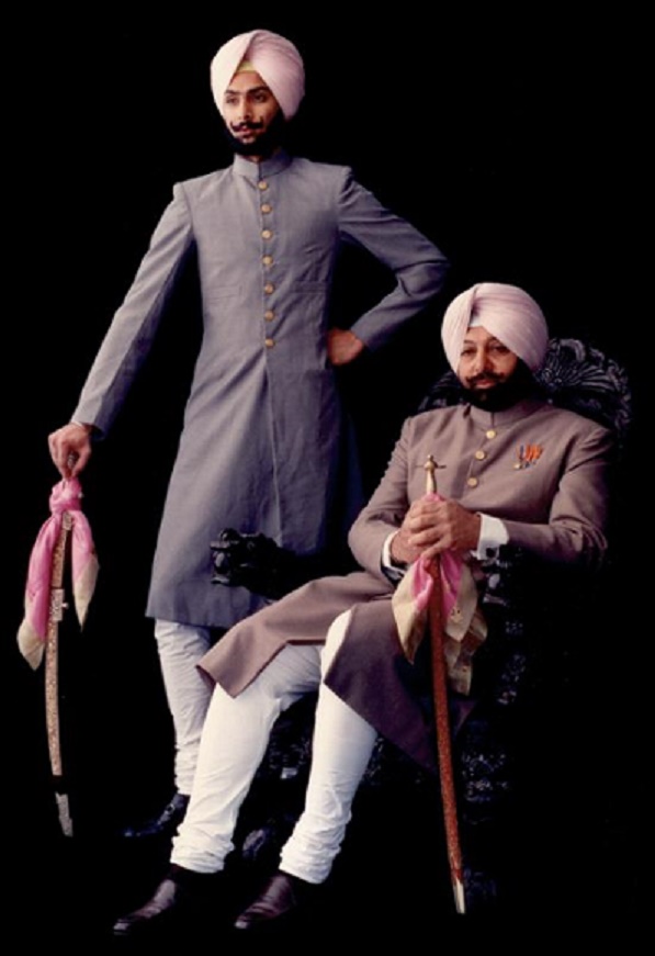 Vers 1990 S.A CAPTAIN AMARINDER SINGH et son fils  RANINDER SINGH né le 2 Août 1967 et marié à RISHMA KAUR en 1995 : I fils et 2 filles.