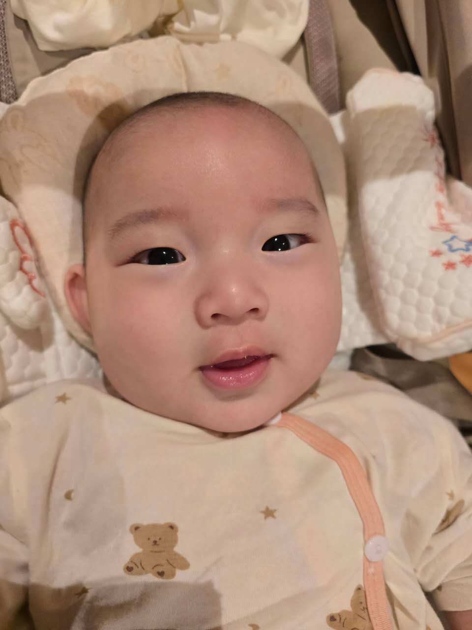 赤ちゃんはお母さん似に成ってきました。