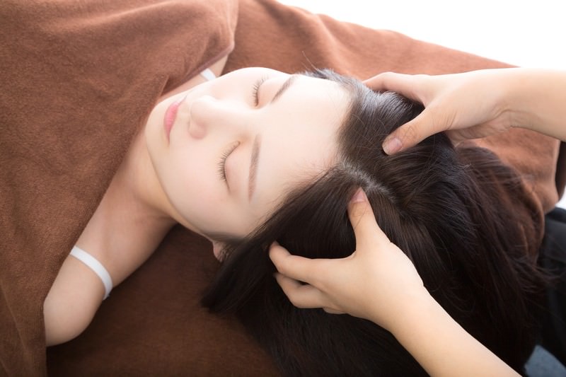 その頭痛、首こりからかも？薬に頼る前に試したい鍼灸治療が効くメカニズム