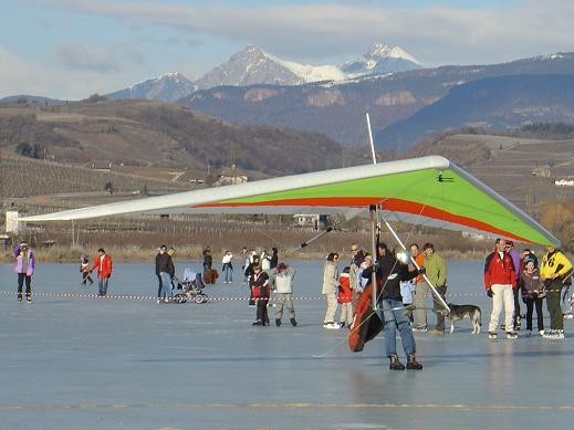 Drachenfliegerclub Pfalzen & Falkenclub am zugefrorenen Kalterer See