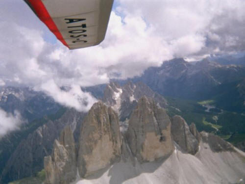Flug über den drei Zinnen in ca. 4000 m Höhe