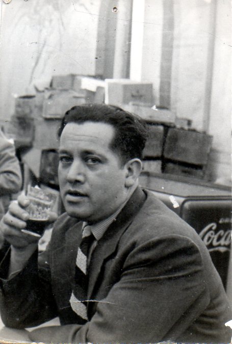 MI PAPASITO DISFRUTANDO UNA 2XX, DE LAS DOS QUE SE LE PERMITIA AL AÑO...