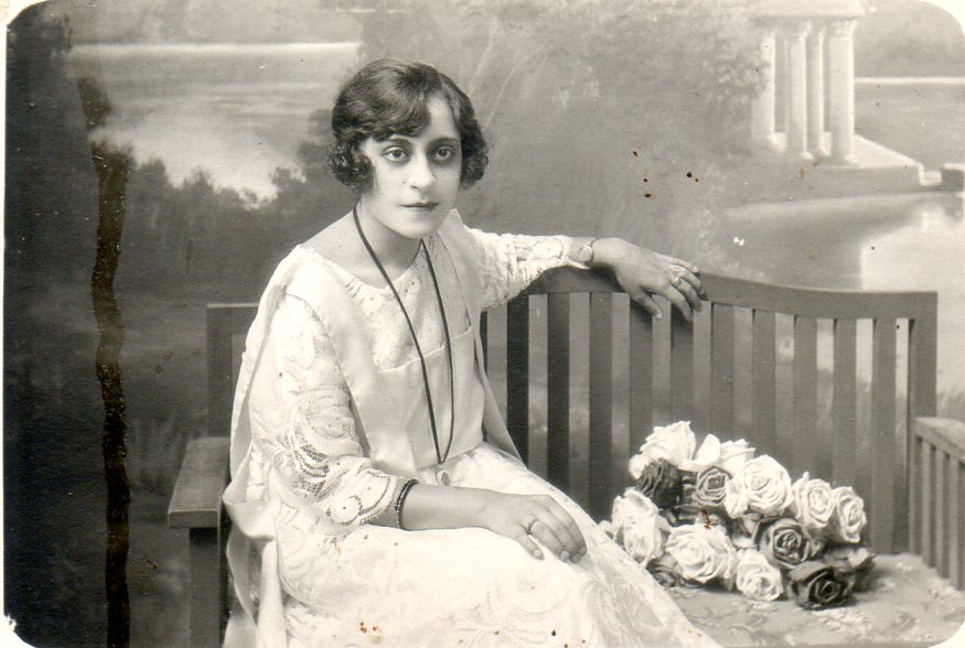 MARIA ANTONIETA LA ENSOÑADORA Y ROMANTICA VIVIENDO SUS NOVELAS....