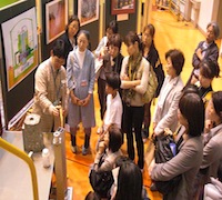研究員から燃料棒の説明を受ける絵本講師。様々な質問が飛び交う