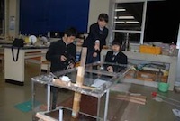 手作りの津波発生装置で実験を繰り返す福島県立磐城高校の新家杏奈さん〈中央〉と高木栄理さん、渡邊洋也くん