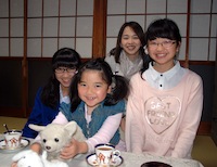 広島の祖母宅に避難した三浦友菜さん、母綾さん、妹愛奈さん、姉莉衣菜さん（右から）