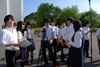 映画製作に臨む滝沢千夏さん、山本綾子さん（左から2、3人目）ら双葉高3年生＝福島県いわき市中央台のいわき明星大で、2013年7月2日